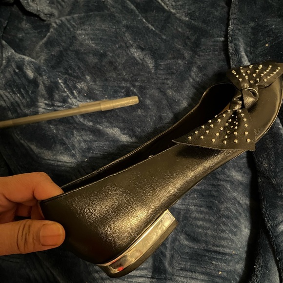 Flat black shoes with bow and studs - Picture 2 of 2